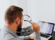 Professional treballant amb l'ordinador en una oficina