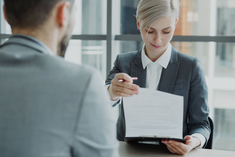 Una responsable de recursos humanos revisa con un nuevo empleado la documentación de su contrato de trabajo