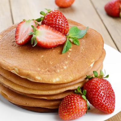 hot cakes calientitos con frutas fresas frescas naturales